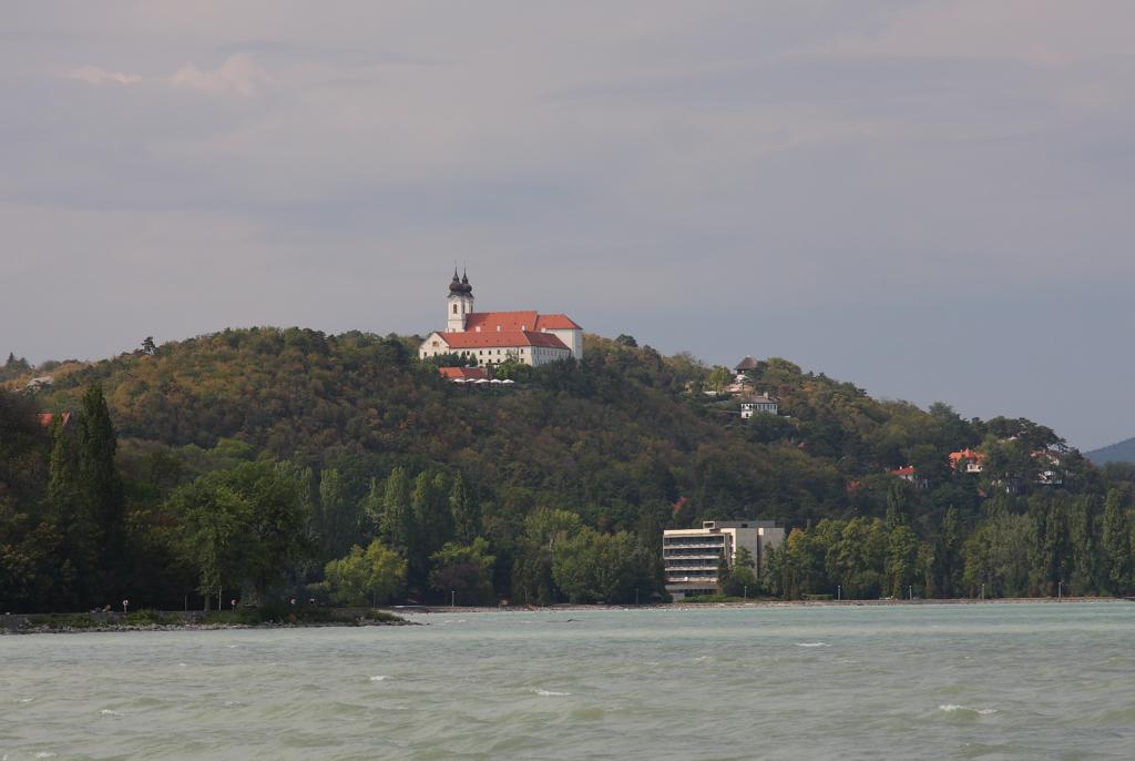 In den Balaton ragt von Westen aus die Halbinsel Tihany hinein.
Oberhalb der Anhhe steht eine weit ber den See sichtbare Kirche.
Aufnahme am 29.08.2012.