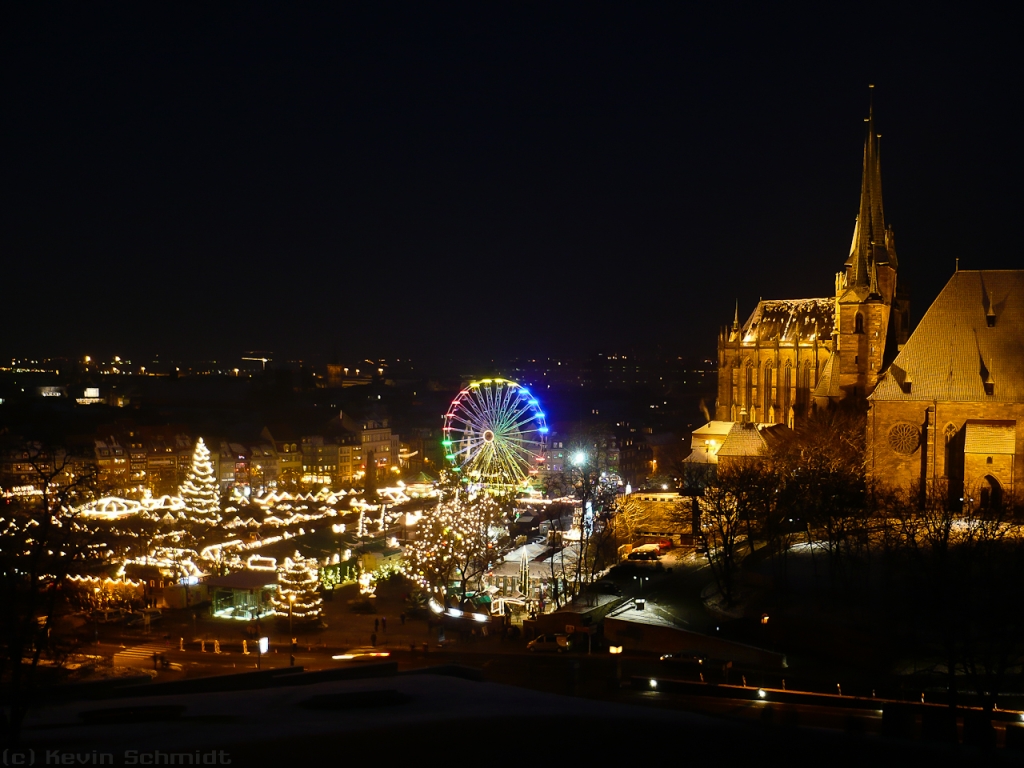 In diesem Jahr feierte der Erfurter Weihnachtsmarkt sein 160-jhriges Jubilum. Wie jedes Jahr lockte er mit seiner faszinierenden Atmosphre zahlreiche Besucher in die thringische Landeshauptstadt. Rechts im Bild thront die Severikirche ber der Stadt, unmittelbar dahinter der Mariendom. (27.11.2010)