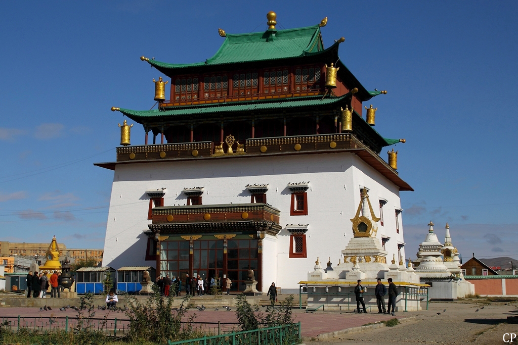 In diesem Tempel des Gandan-Klosters befindet sich eine riesige Buddha-Statue. Gut zu sehen sind auch die zahlreichen Gebetsmhlen. (Ulaanbaatar, 14.9.2011)