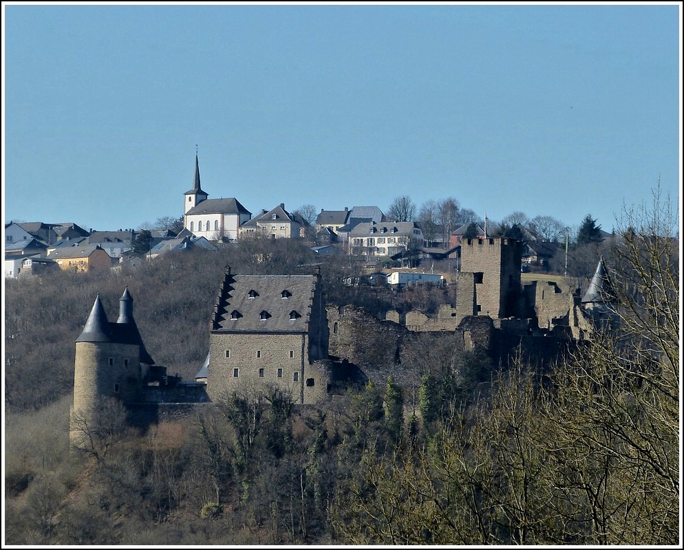 In der Nhe von Michelau sieht man die Burg und das Dorf Bourscheid auf einen Blick. 01.03.2012 (Jeanny)
