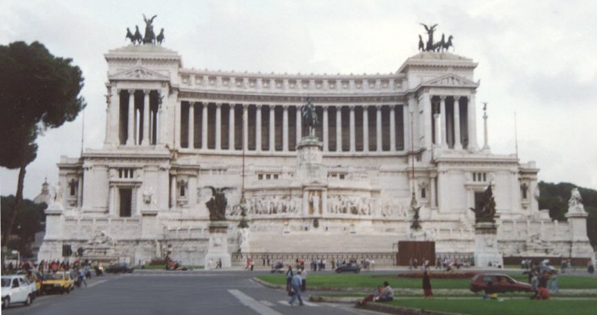 In Rom an der  Piazza Venezia befindet sich das National Monument von Victor Emmanuel II  auch Altar des Vaterlandes genannt. Es ist ein Denkmal zu Ehren Victor Emmanuel, des ersten Knigs eines geeinten Italien. Aufgenommen im Oktober 1994 (scan vom Bild).