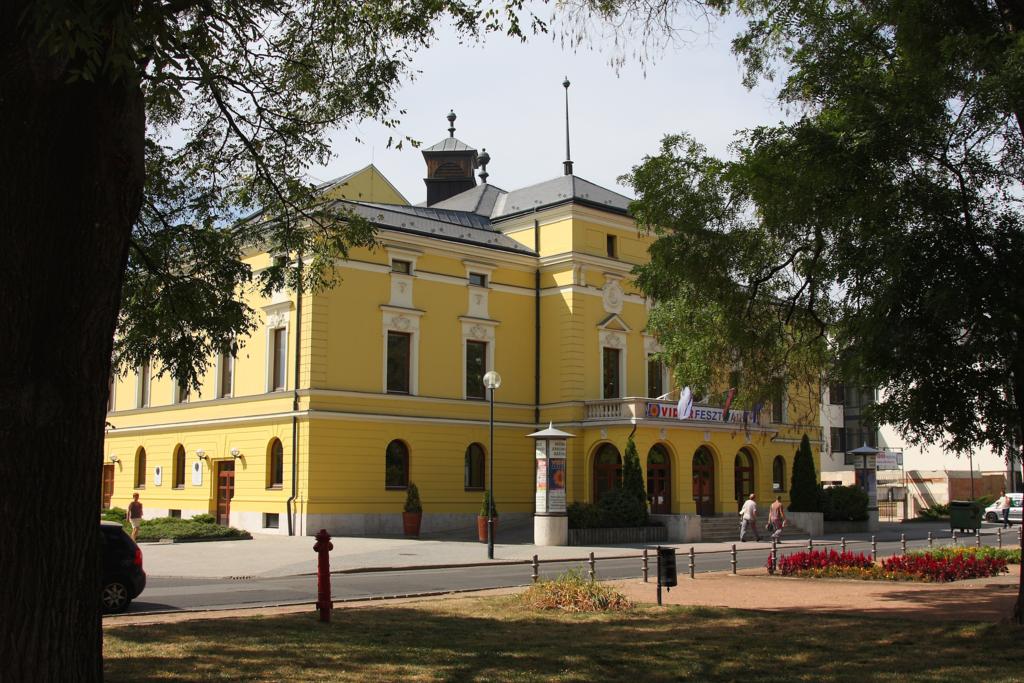 In der ungarischen Stadt Nyireeghyhza steht das Opernhaus am
Beginn eines lang gezogenen schnen Stadtparks.
Aufnahme am 29.8.2012