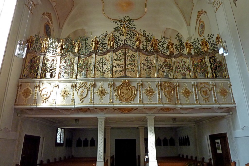 Inzigkofen, die schmuckvolle Brstung auf der Nonnenempore der Klosterkirche, Mai 2012