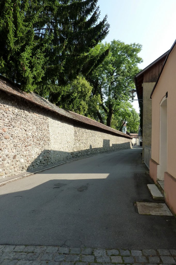 Isny, Die mittelalterliche Stadtmauer der ehemaligen Freien Reichsstadt ist teilweise noch gut erhalten, Aug.2012