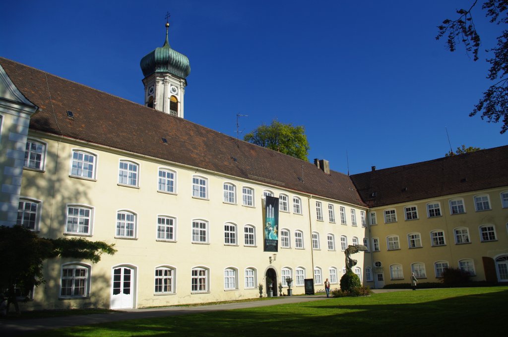 Isny, ehemaliges Benediktinerkloster St. Jakob, erbaut im 17. Jahrhundert, heute 
Krankenhaus, Kreis Ravensburg (30.10.2011)