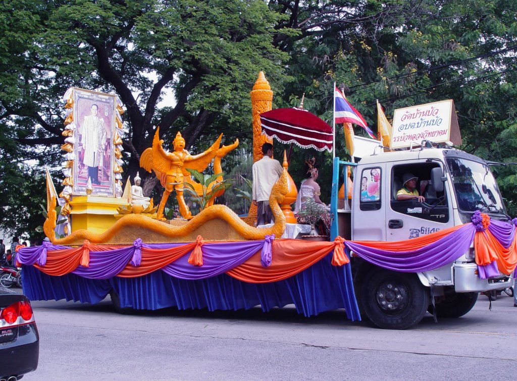 Jedes Jahr findet im Juli ein Fest in Thailand statt, das an die erste Predigt Buddhas in der ffentlichkeit erinnert. Aus diesem Anlass finden Umzge und Prozessionen statt. In der Stadt Buri Ram im Nordosten Thailands fand am 29.07.2007 ein Umzug statt mit vielen Motivwagen. Alle Motive sind aus gehrtetem Wachs hergestellt.