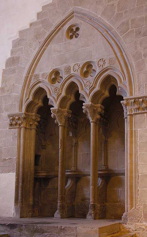 Kappel am Albis, ehemalige Zisterzienserabtei. Bemerkenswerte frhgotische Pontifikalsitze in der Sdwand des Chors (nach 1185), 21. Mrz 2010, 17:18