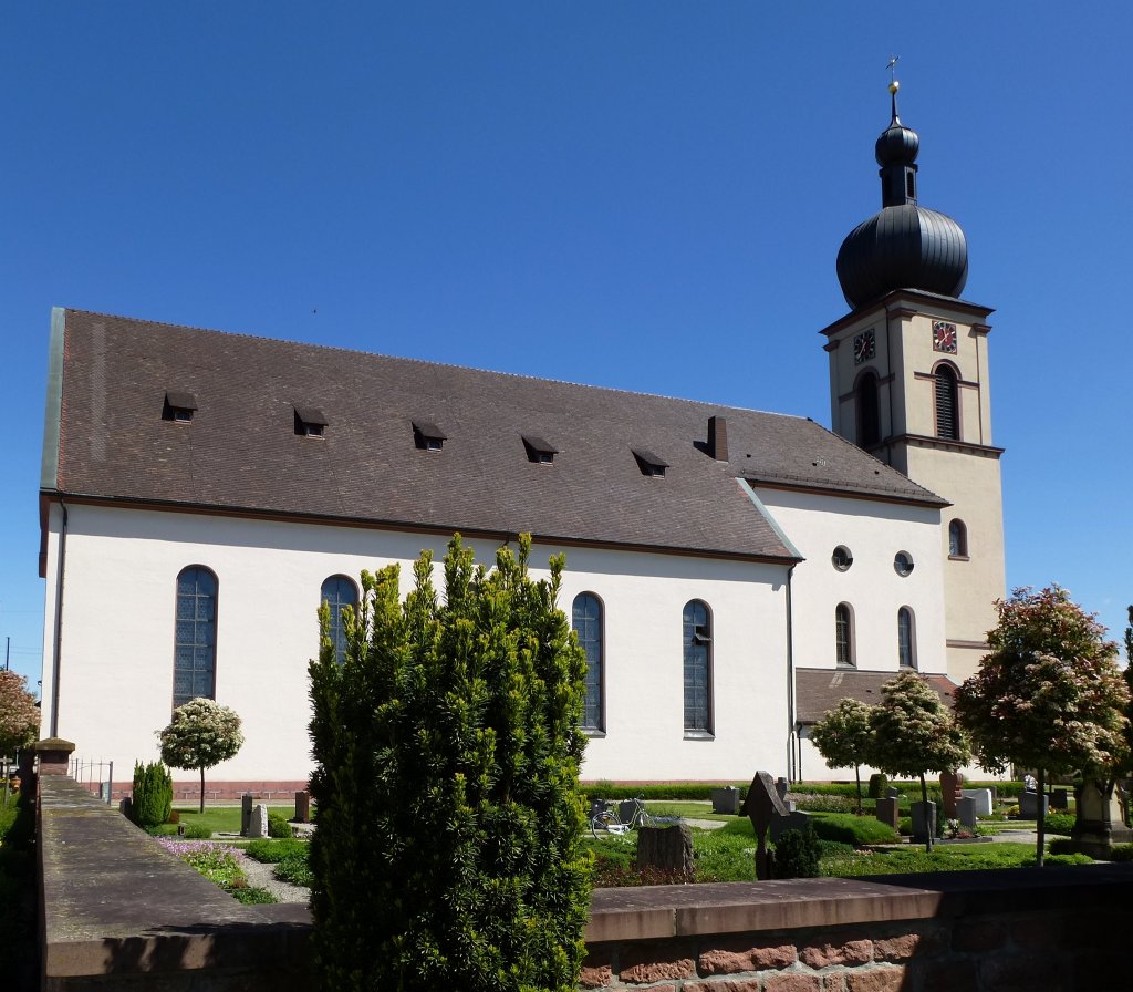Kappel-Grafenhausen, die katholische Kirche St.Cyprian in Kappel, erbaut 1826-28 vom Weinbrennerschler Hans Vo, Mai 2013