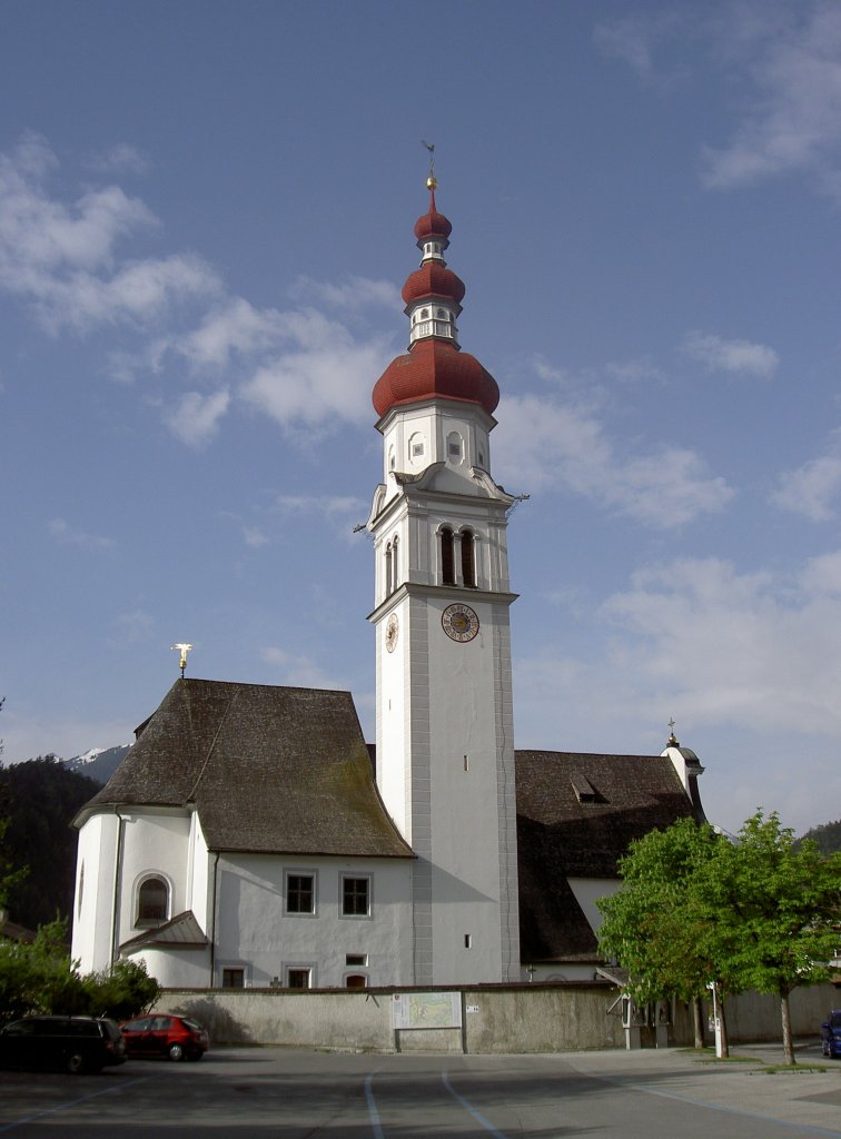 Kematen, Pfarrkirche St. Viktor, sptgotischer Bau aus dem 14. Jahrhundert, barocker Turm mit dreifacher Haube (01.05.2013)