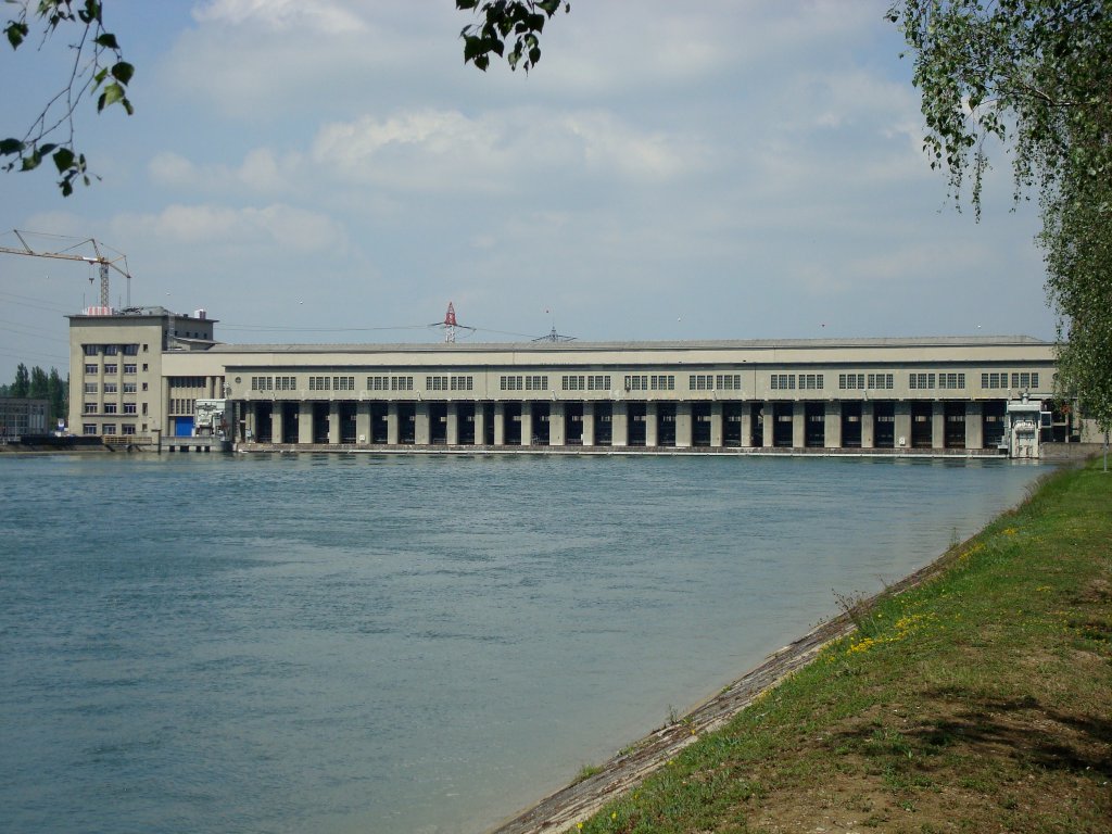 Kembs am Rhein,
das Kraftwerk flussabwrts unweit von Basel,
hier die Einstrmseite, besteht seit 1932,
Mai 2010