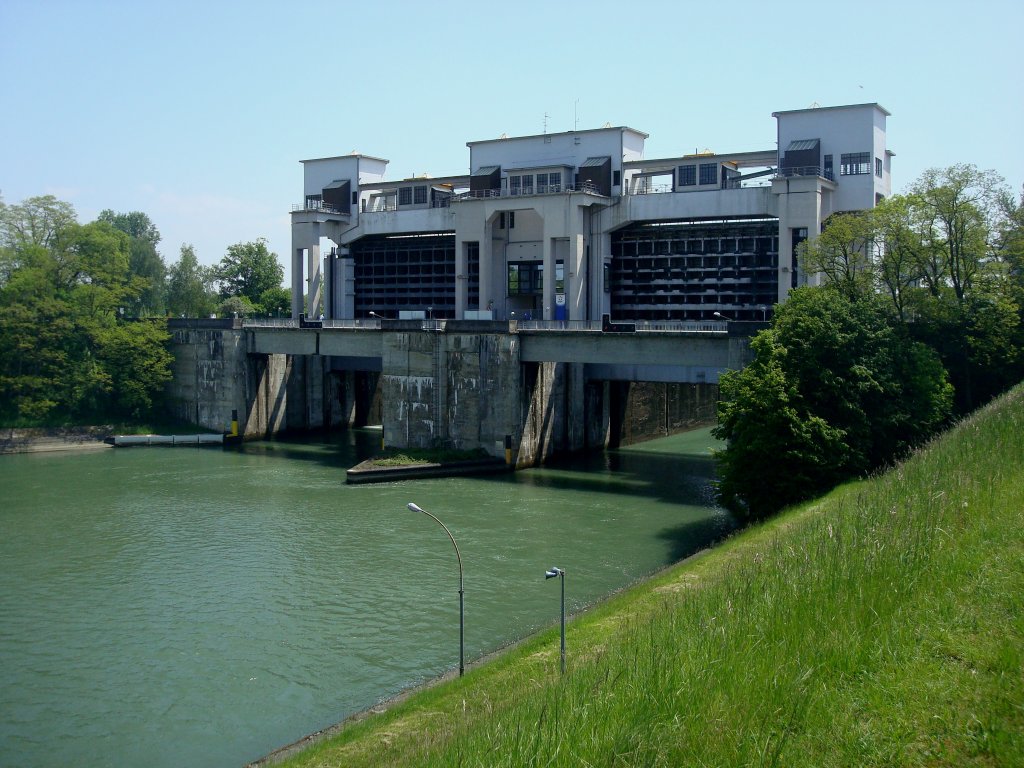 Kembs im Oberelsa, zur Rheinstaustufe gehrt diese Schleuse, die beiden 21m hohen und 600t schweren Tore sind gerade geffnet, Aug.2010