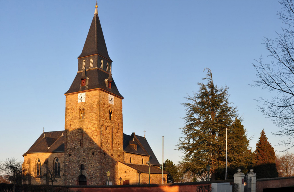 Kirche in Drscheven (zwischen Zlpich und Euskirchen) im Abendlicht - 01.04.2010