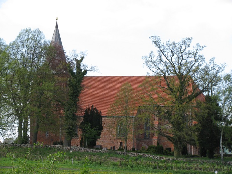 Kirche zu Gressow (NWM) an der L 012 [04.05.2010]