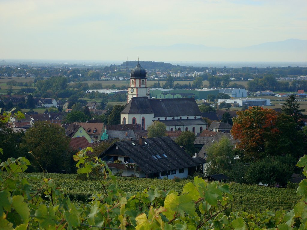 Kirchhofen, Blick auf den bekannten Weinort im Markgrflerland mit der weithin sichtbaren Wallfahrtskirche St.Mari Himmelfahrt aus dem 16.Jahrhundert, der Turm datiert aus dem 13.Jahrhundert, Okt.2010