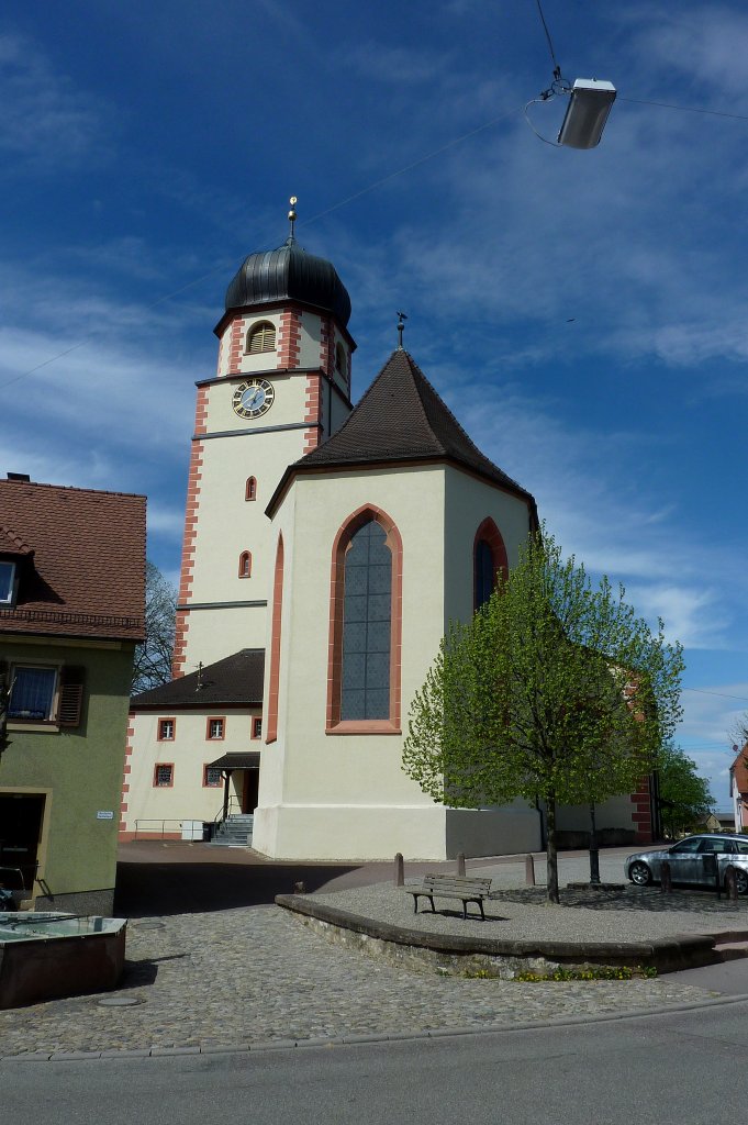 Kirchhofen im Markgrflerland, die Wallfahrtskirche St.Mari Himmelfahrt, Mai 2012