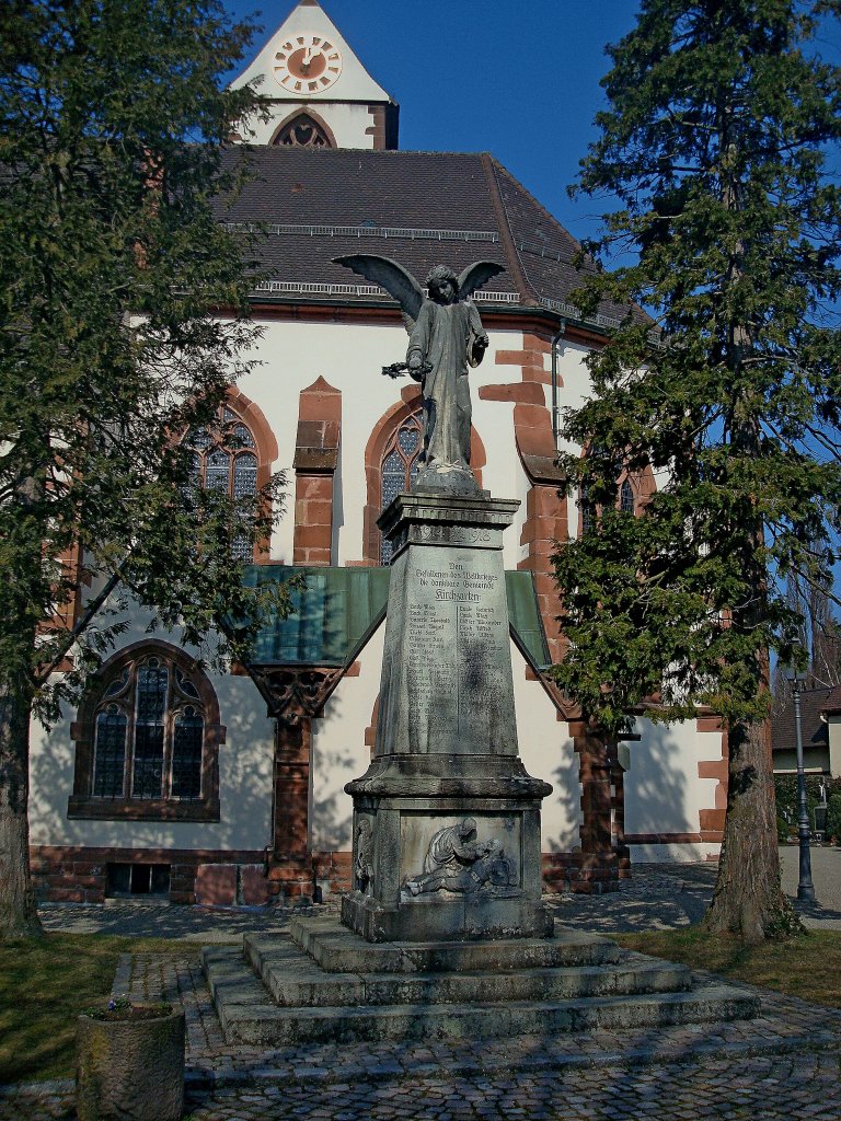 Kirchzarten im Schwarzwald, das Denkmal fr die Gefallene des Krieges vor der St.Gallus Kirche, Mrz 2011