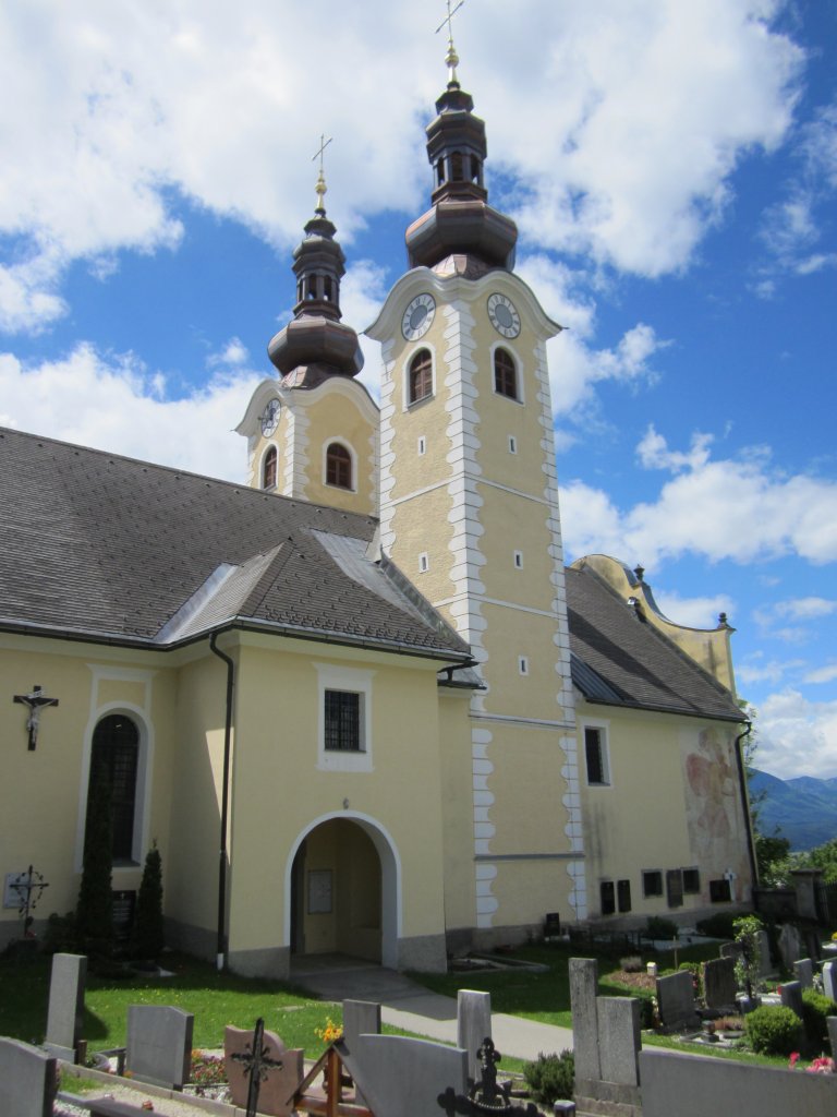 Klagenfurt, Wallf. Kirche Maria Rain ber dem Rosental, erbaut von 1445 bis 1456, Umbau 1729, nach einem Feuer 1909 wiederhergestellt, barockisierte Saalkirche mit 
Seitenkapellen (20.05.2013)