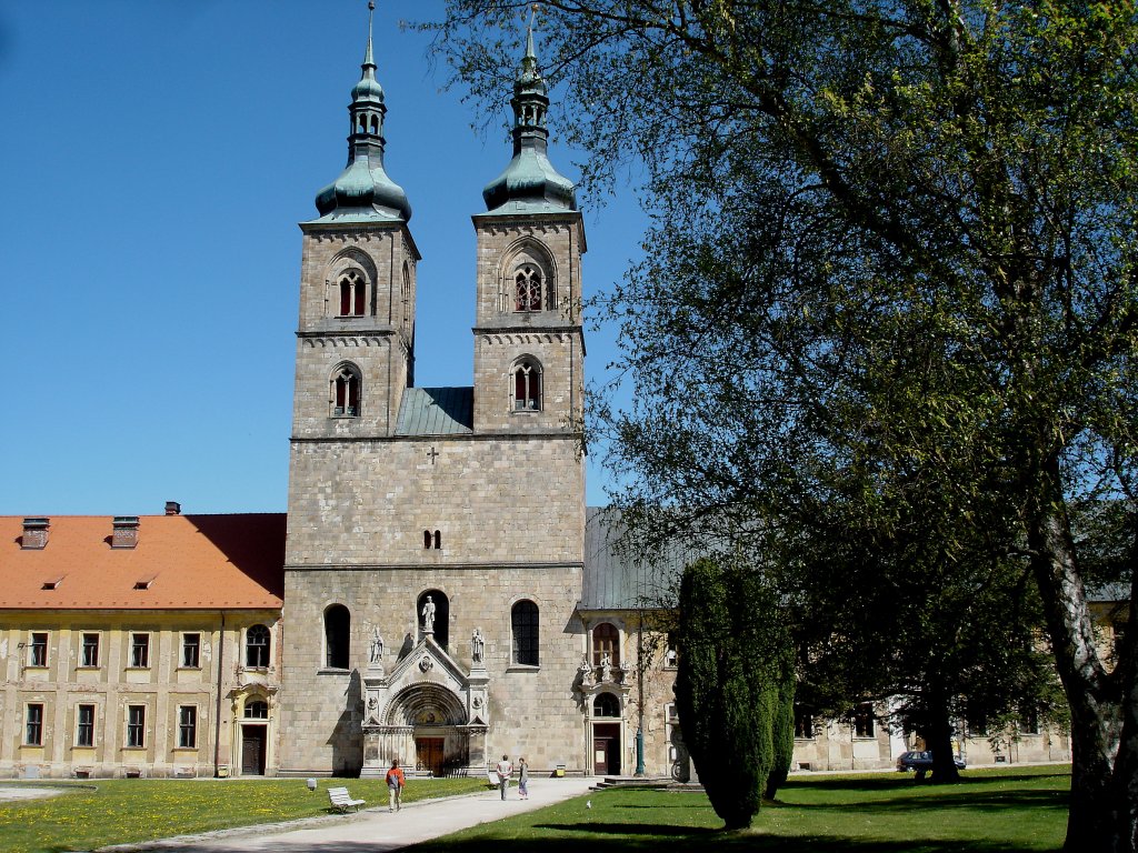 Kloster Tepl im Egerland, die Turmfassade der sptromanischen Hallenkirche, das Prmonstratenserkloster wurde 1193 gegrndet, Okt.2006