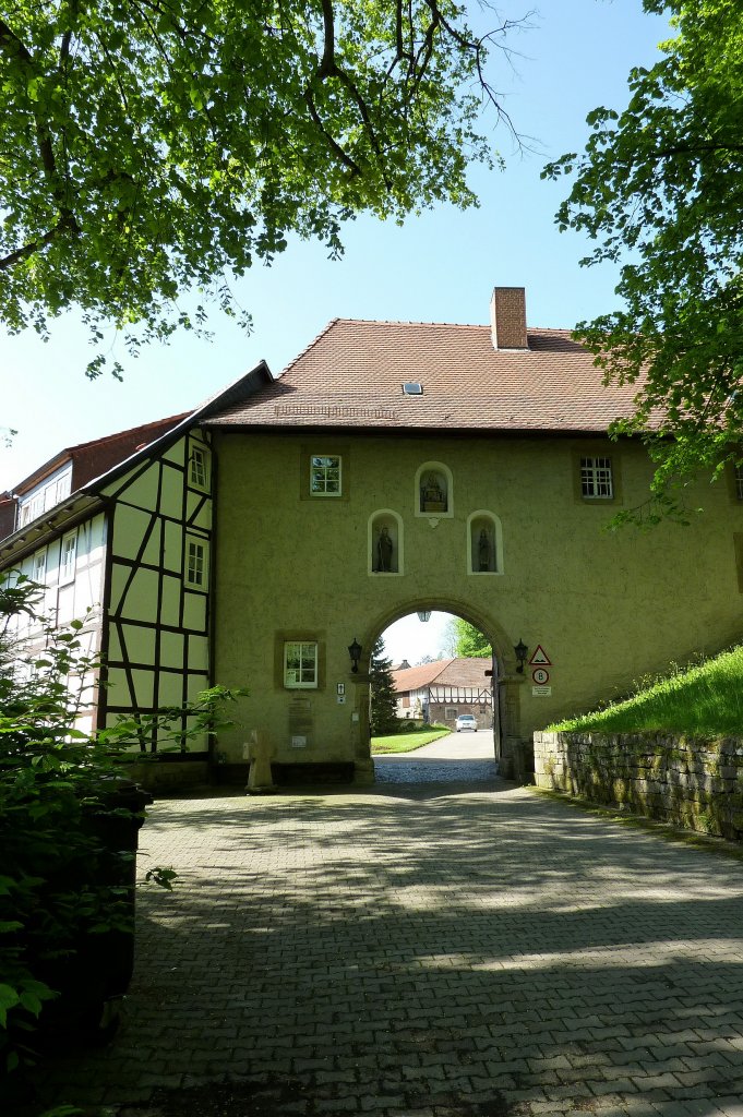 Kloster Zella, das Eingangstor, das Benediktinerinnenkloster ist eins der ltesten in Thringen, geht zurck auf das 9.Jahrhundert, Mai 2012 