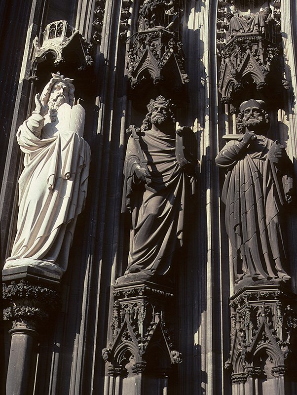 Kln, Hohe Domkirche. Figurengruppe an der Westseite, zum grssten Teil noch im Zustand vor der Renovation, Aug. 2002, HQ-Scan ab Dia.