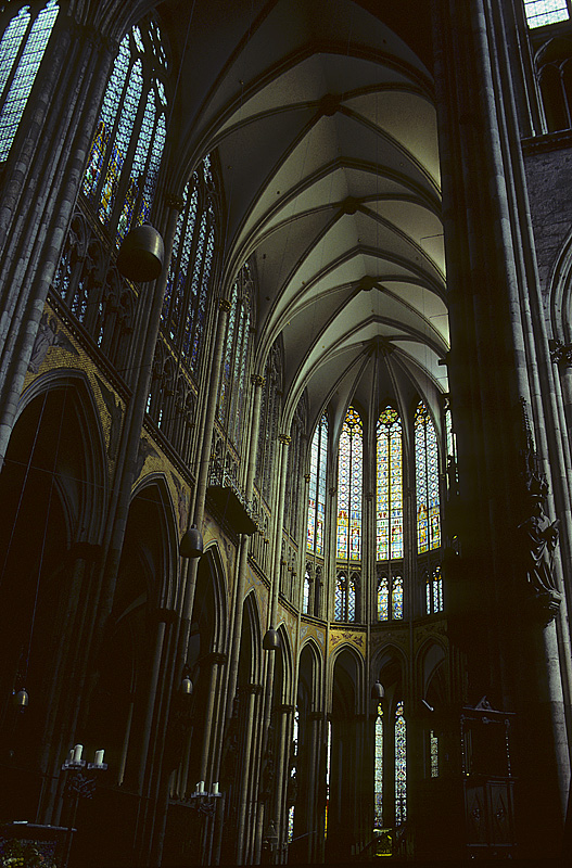 Kln, Hohe Domkirche, polygonaler Hochchor nach Osten, mit 7/12-Abschluss, 43.35 m hoch, eingeweiht 1322. Der Hochchor zeigt deutlich die Affinitt zu Beauvais und Amiens, seinen Vorgngerbauten. Aufnahme von Aug. 2002, HQ-Scan ab Dia.