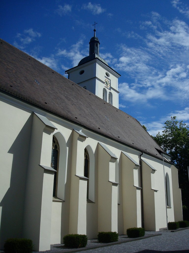 Knigseggwald in Oberschwaben, die sptgotische Pfarrkirche St.Georg neben dem Schlo geht auf das Jahr 1481 zurck, Aug.2010