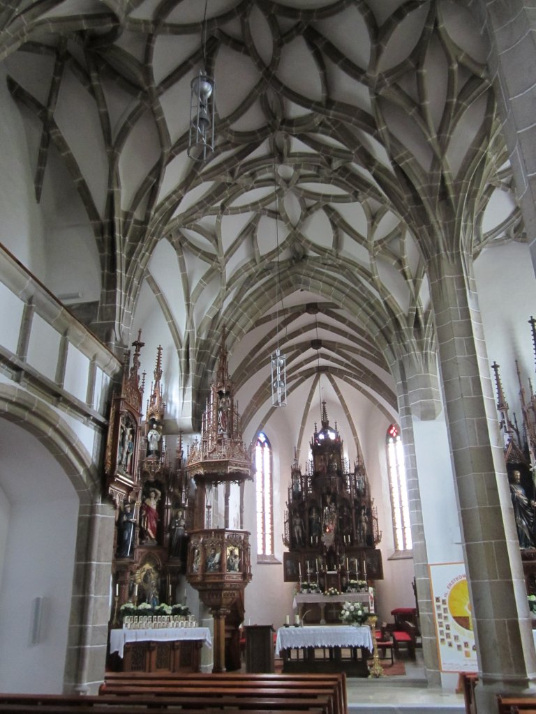 Knigswiesen, Marienkirche, Hochalter und Schlingrippengewlbe (04.05.2013)