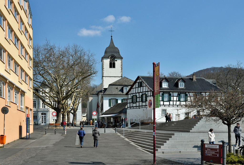 Knigswinter - Drachenfelsstrasse mit Blick auf Stadtverwaltung und St. Remigius-Kirche - 07.04.2013