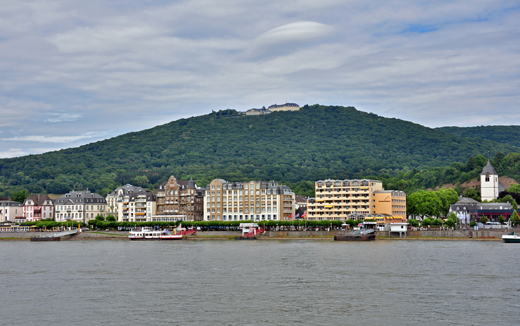 Knigswinter Rheinufer mit Blick zum Petersberg-Hotel (im Besitz der Bundesrepublik Deutschland) im Siebengebirge. Aufgenommen vom Rheinufer Mehlem - 31.07.2010