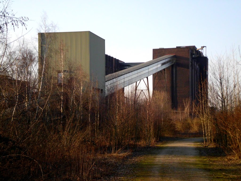 Kohlebunker und Frderband-Brcken auf dem Gelnde der (als Industriedenkmal zugnglichen) ehemaligen Kokerei Hansa in Dortmund-Huckarde am 21.02.2011.
