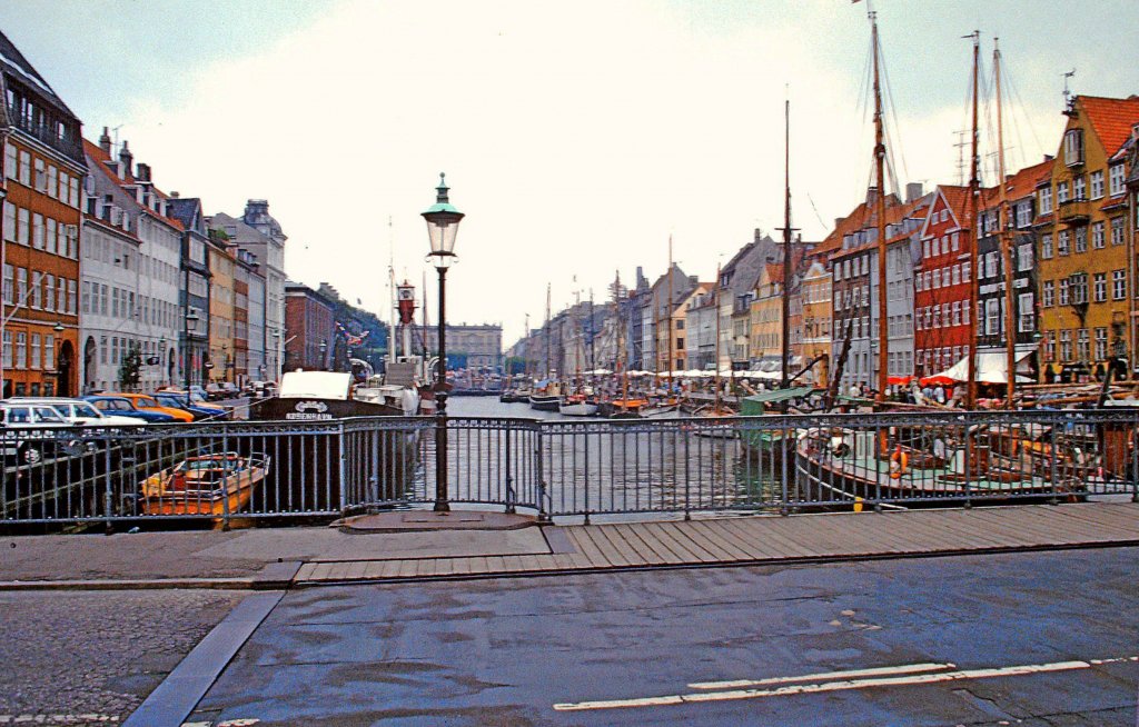 Kopenhagen, der Nyhaven, beliebter Touristenmagnet, Scan von einem 1985 aufgenommenen Dia, Mrz 2012