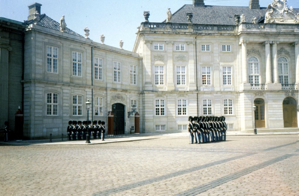 Kopenhagen, Schloss Amalienborg, Wachablsung (Juni 1997) - Dia