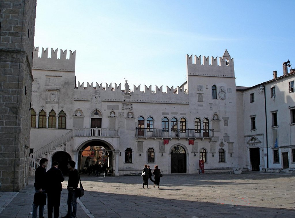 Koper, der Prtorenpalast in venezianischer Gotik aus dem 13.Jahrhundert am Hauptplatz, die 25.000 Einwohner zhlende Stadt hat den einzigen Seehafen Sloweniens, Okt.2004