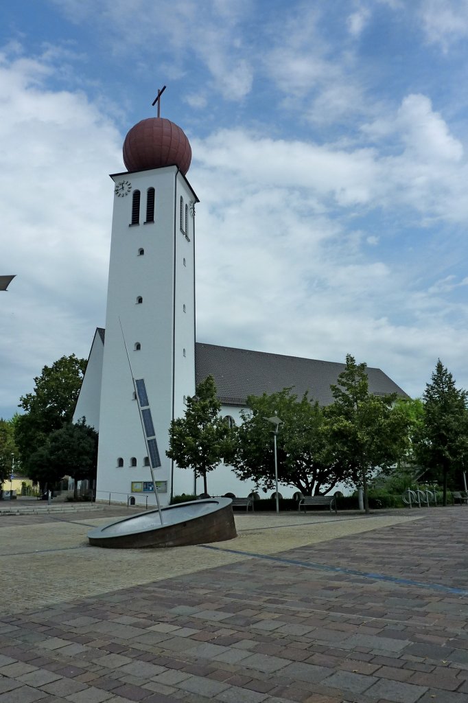 Kressbronn, die katholische Pfarrkirche  Maria Hilfe der Christen , die einschiffige Saalkirche mit dem markanten Turm wurde 1936-37 erbaut, Aug.2012