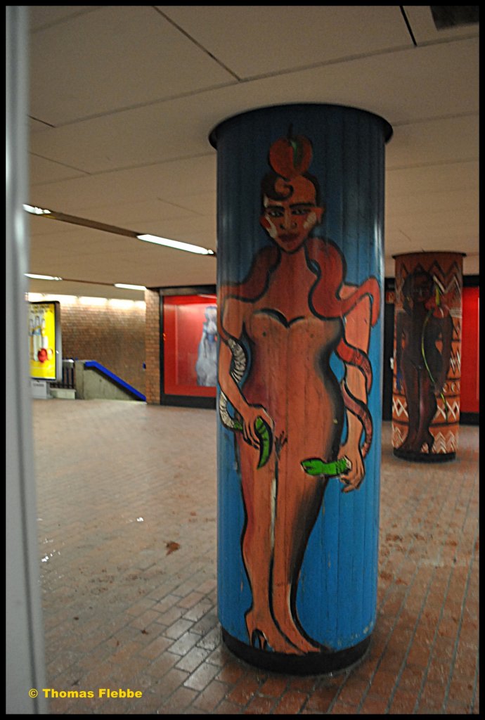 Kunstwerk in der U-Bahn-Station (Markthalle/Landtag im Hannover am 17.12.10)  Frau mit Schlange .