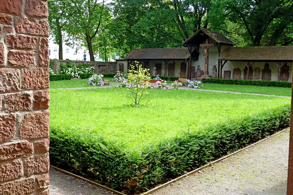 Lahr, der Denkmalshof an der Stiftskirche, mit vielen wertvollen Grabplatten von Adelsangehrigen und reichen Brgern der Stadt, Juni 2012