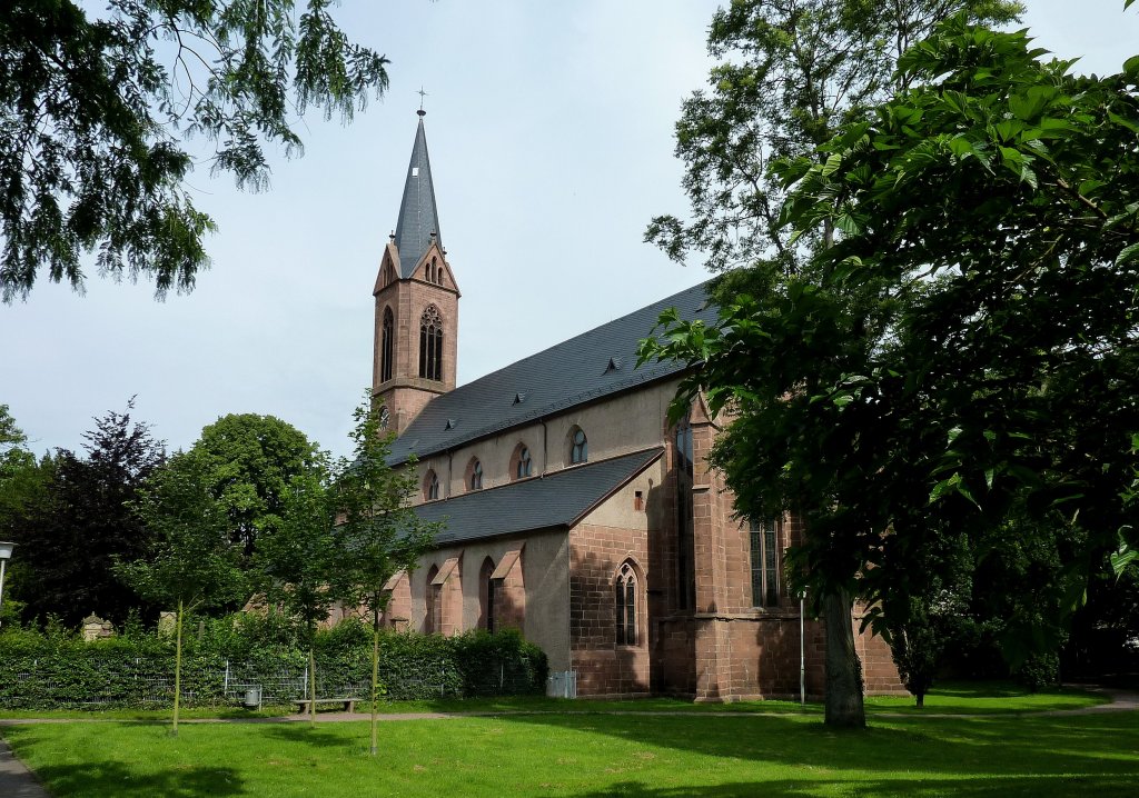 Lahr, die Stiftskirche des ehemaligen Augustiner-Konvents von 1259, der Turm stammt von 1879, die dreischiffige Basilika zhlt zu den frhesten gotischen Kirchen am Oberrhein, Juni 2012