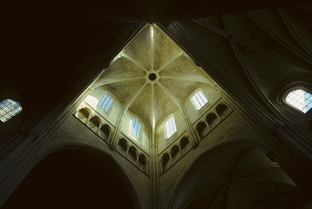 Laon, Kathedrale Notre Dame, Blick in den Vierungsturm mit 8-teiligem Gewlbe, frhgotisch. Aufnahme von Okt. 1995, HQ-Scan ab Dia.