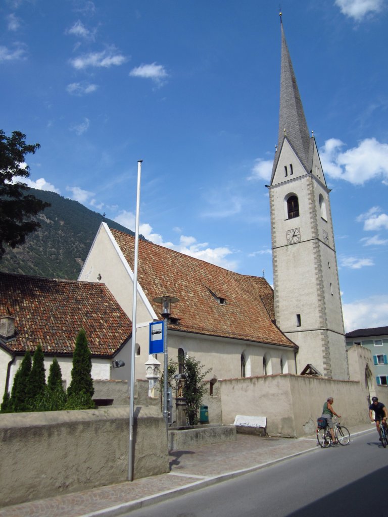 Latsch, Pfarrkirche St. Peter, erbaut im 12. Jahrhundert, Hauptportal aus weiem 
Marmor von Oswald Furter (04.08.2012)