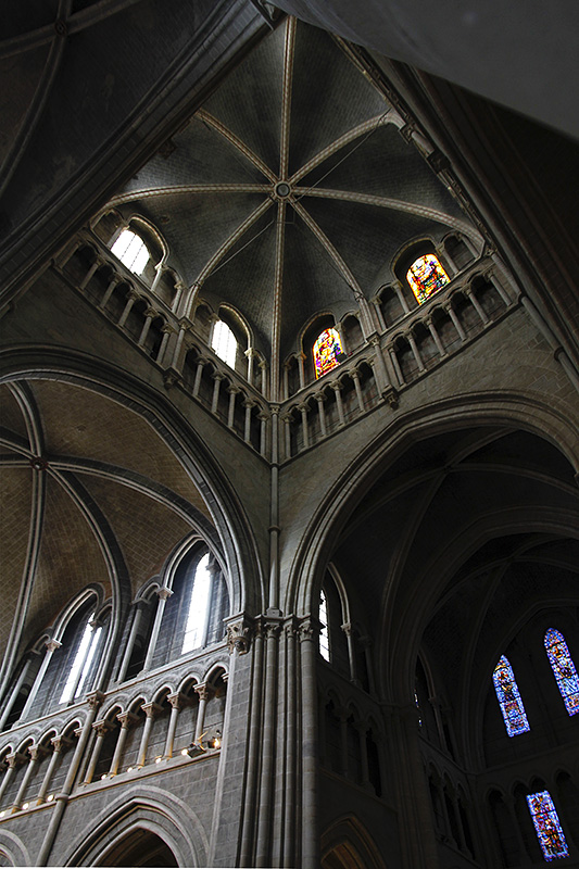 Lausanne, Kathedrale Notre Dame, Blick in den Vierungsturm mit 8-teiligem Gewlbe. Ab etwa 1190 nach Vorbild von Laon gebaut, frhgotisch. Noch sichtbar: unten links Anschluss Langhaus, rechts nrdliches Querschiff mit farbverglasten Fenstern, 27. Mrz 2010, 16:15