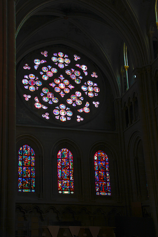Lausanne, Kathedrale Notre Dame, Blick in das sdliche Querschiff mit farbverglasten Fenstern sowie Rose. Frhgotisch. Aufnahme vom 27. Mrz 2010, 16:25