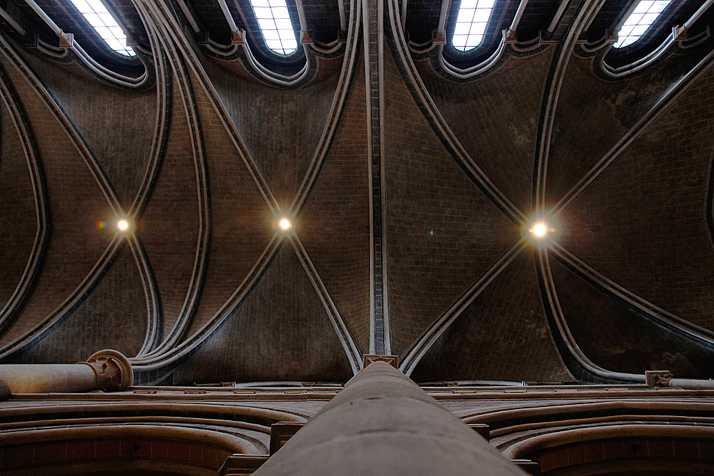 Lausanne, Kathedrale Notre Dame. Blick ins Gewlbe: links 4-teilig, 2 Joche, hochgotisch / rechts 6-teilig, 1 Joch, frhgotisch, 27. Mrz 2010, 16:28