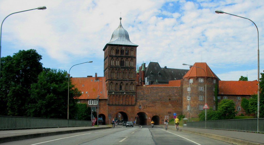 Lbeck, Burgtor-Ansicht auerhalb der Stadt mit Teilen der alten Stadtmauer...
Aufgenommen: 8.7.2010 9:34 Uhr....