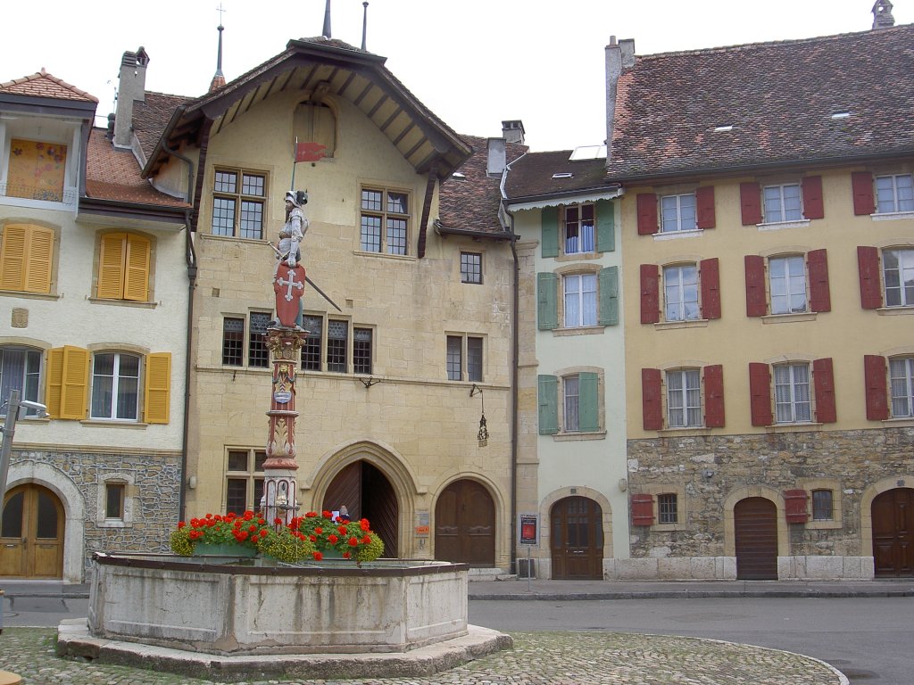 Le Landeron, Stadtmuseum und Brunnen Fontaine de St. Maurice (30.07.2012)