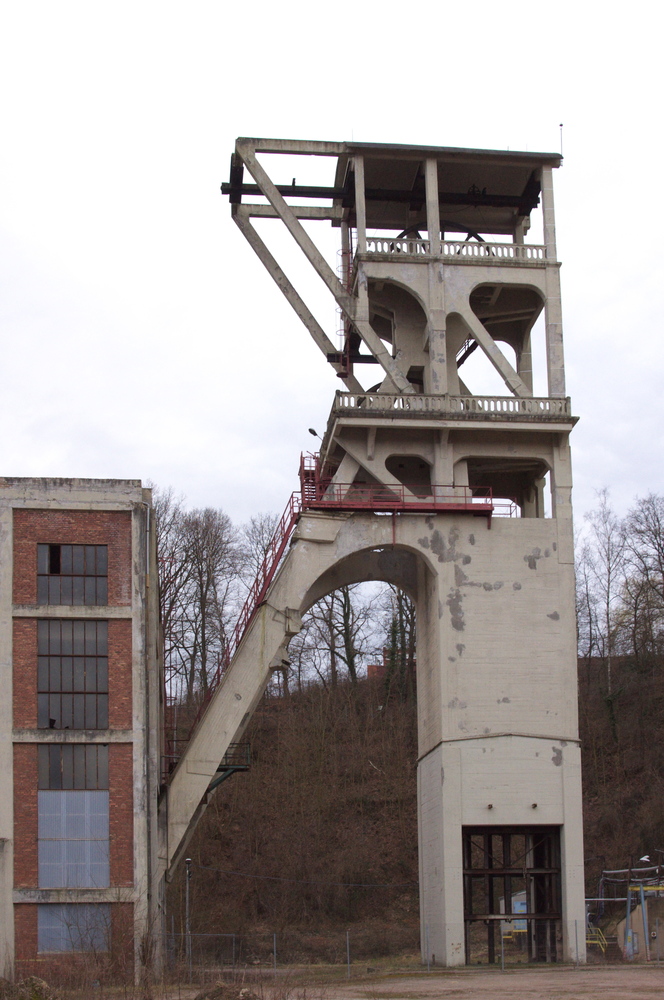Le puits Cuvelette Sud in Freyming-Merlebach. Der letzte noch vorhandene Frderturm aus Beton in dieser Gegend. Erbaut 1930 Teufe: 668 Meter - Photo vom 12 Mrz 2011