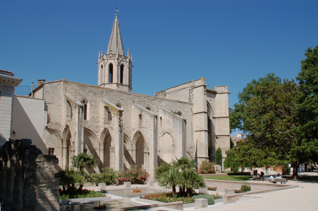 Le Temple Saint-Martial in Avignon. Diese groenteils gotische Kirche wurde 1388 fertig gebaut. Mit der franzsischen Revolution Ende des 18. Jahrhunderts wurde das Gebude zum Museum umgestaltet bis es 1830 als evangelische Kirche in Gebrauch genommen wurde. 
Aufgenommen am 13. Juni 2008.