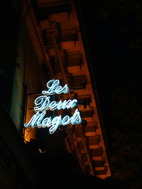 Leuchtreklame des berhmten Cafes  Les Deux Magot  im Pariser Bezirk St. Germain-des-Prs. 13.7.2007