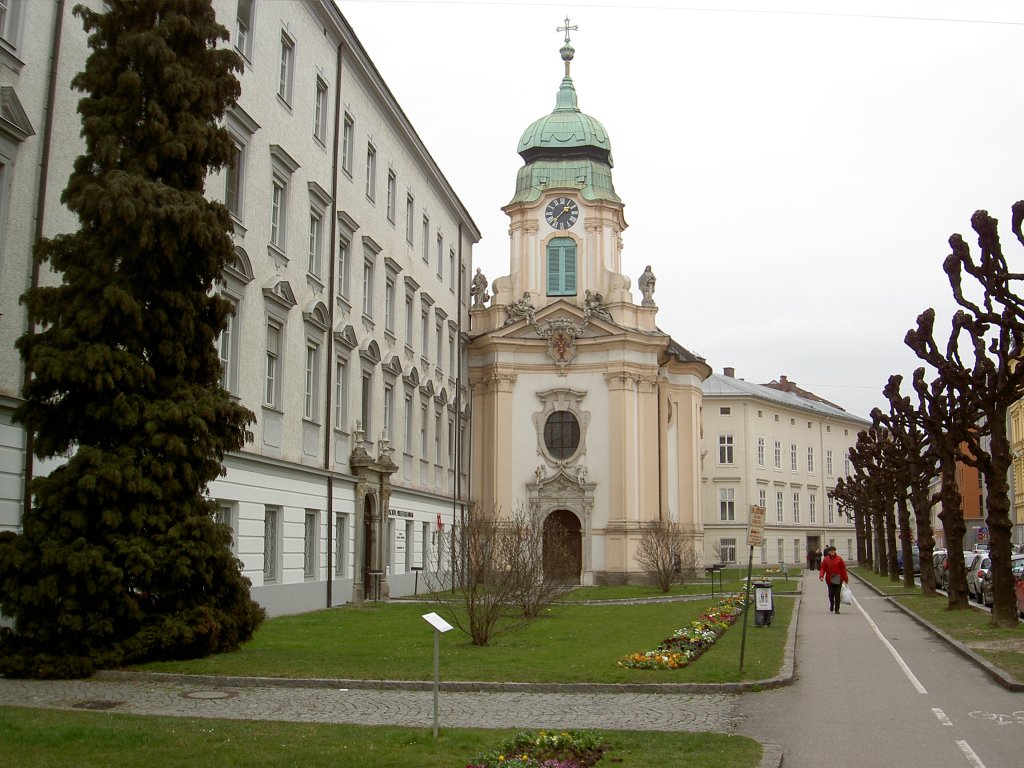 Linz, Deutschordenskirche mit Priesterseminar, erbaut von J. L. von Hildebrand, Fassadenturm mit pilzfrmiger Haube (07.04.2013)