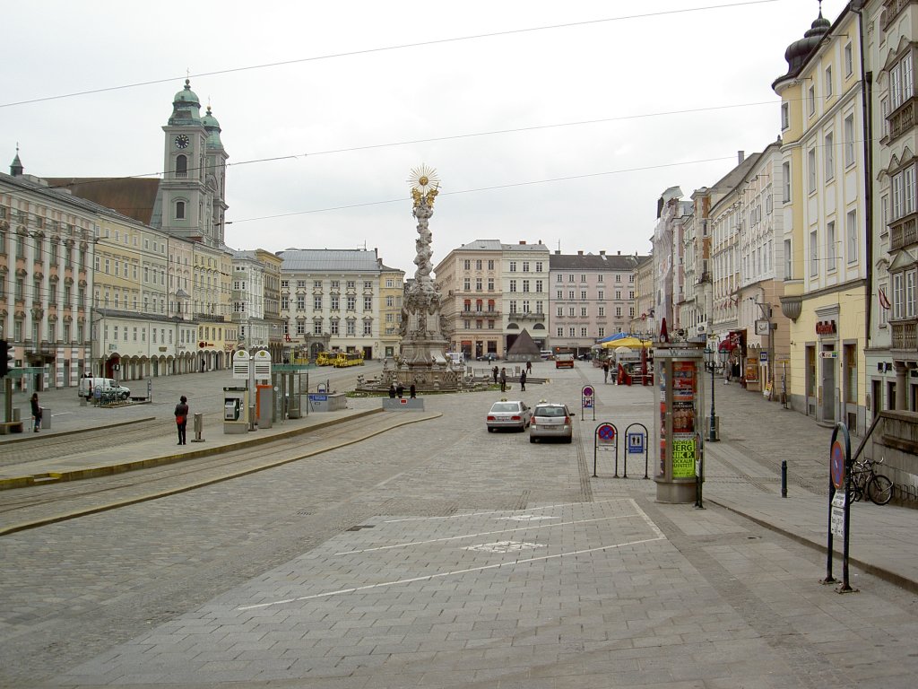 Linz, Hauptplatz mit Dreifaltigkeitssule und Trmen des alten Doms (07.04.2013)
