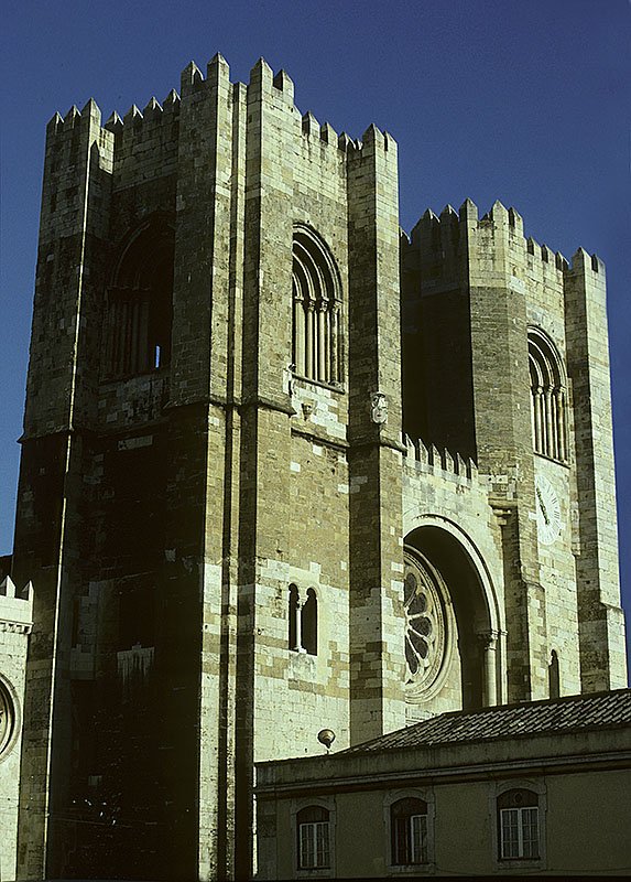 Lissabon, Seu Catedral Santa Maria Maior. Westfassade. Hauptschlich romanischer Bau, 1147 bis ins 18. Jh. Aufnahme von Juli 1991, HQ-Scan ab Dia, exorbitanter Nachbearbeitungsaufwand.